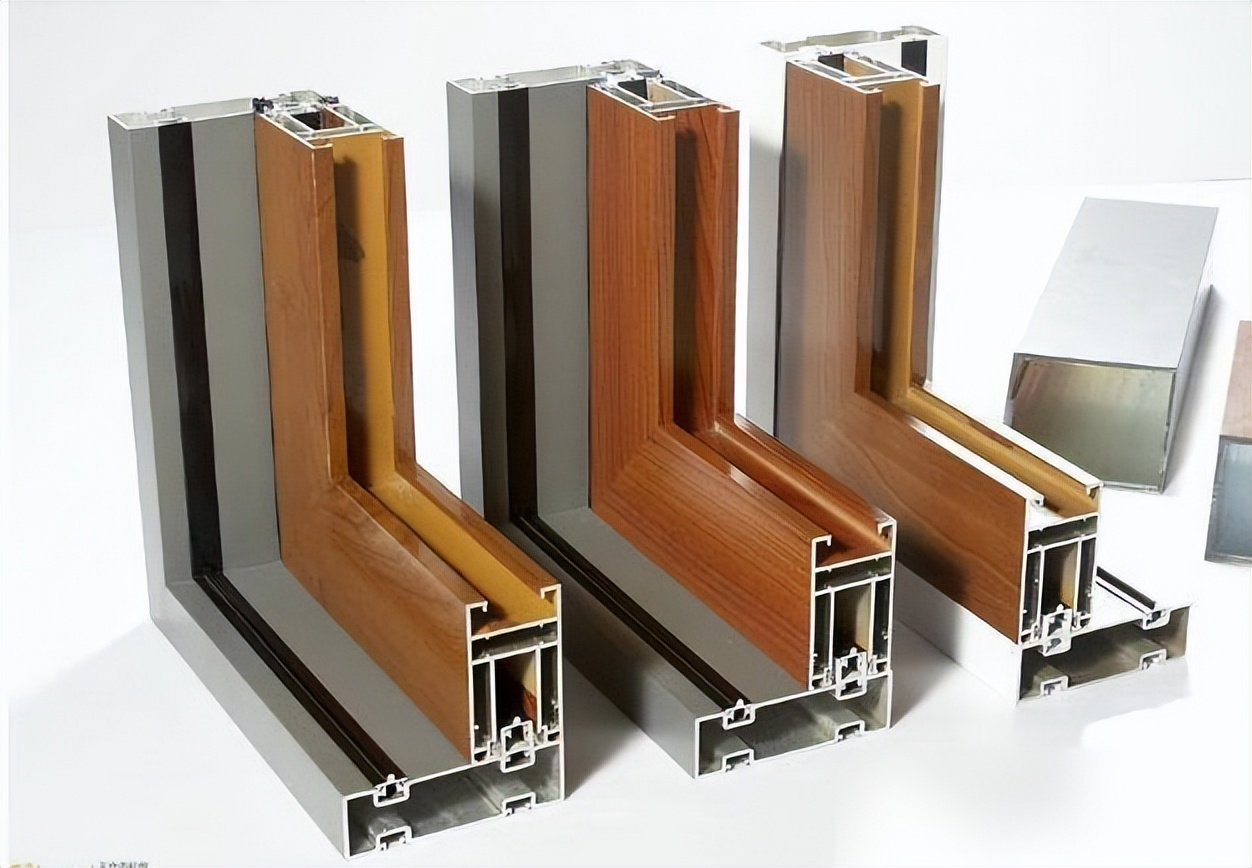 封阳台门窗别瞎买！老师傅血泪教训：选对这种材料，省电30%、多用30年！